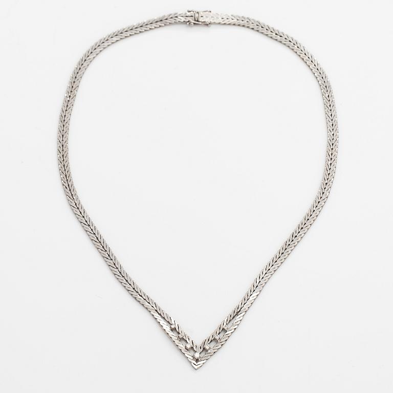 An 18K white gold necklace with diamonds ca. 0.33 ct in total. Import marked Kellomiehet, Helsinki 1967.