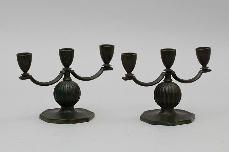 KANDELABRAR, ett par, brons, GAB, 1900-talets första hälft.