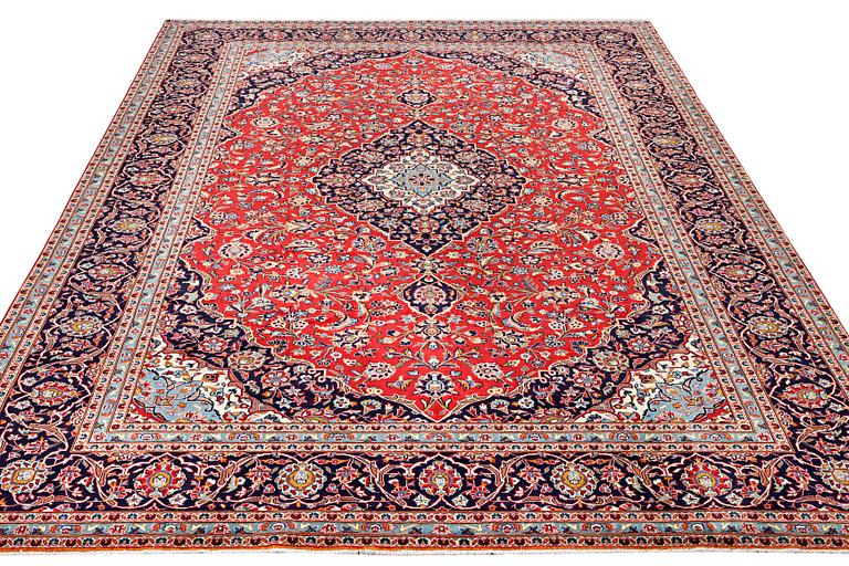 A Kashan carpet, c. 401 x 292 cm.