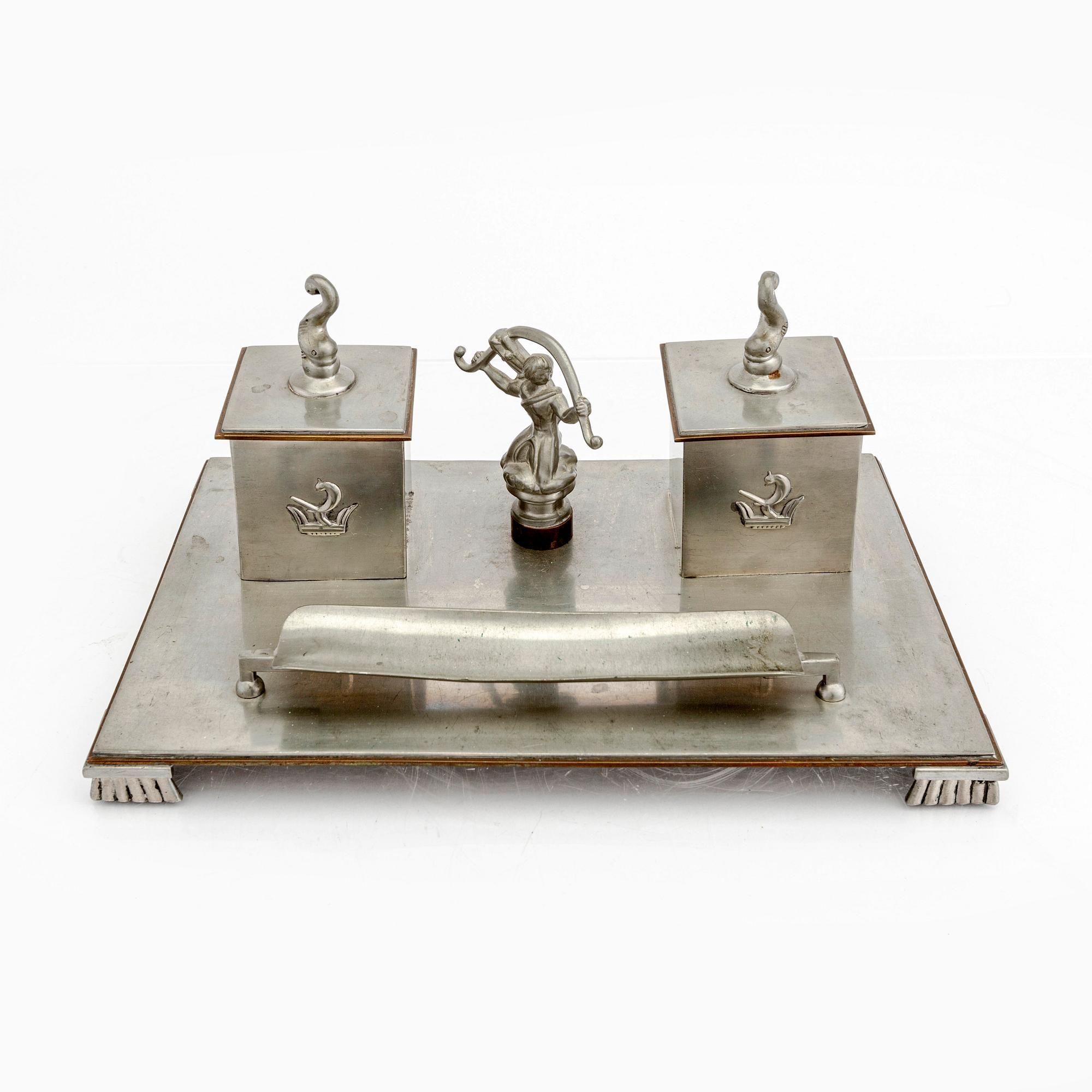 A 1920/30s pewter desk stand and seal.