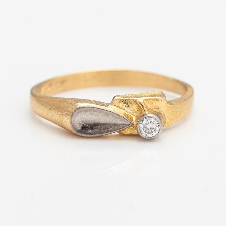 Björn Weckström, An 18K gold and platinum ring. Lapponia 1980.
