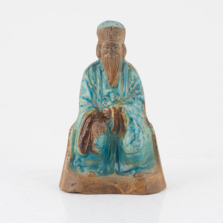 A turquoise glazed pottery figure of a Daoist dignitary, Ming dynasty (1368-1644).
