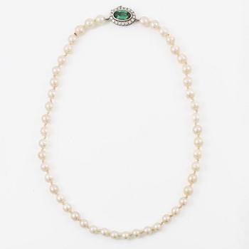 Necklace of cultured pearls with an 18K white gold clasp set with green tourmaline.