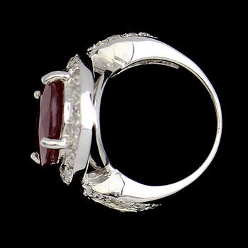 RING, vitguldspläterat sterlingsilver, rosa safir ca 12.00 ct, vita safirer tot ca 0.54 ct.