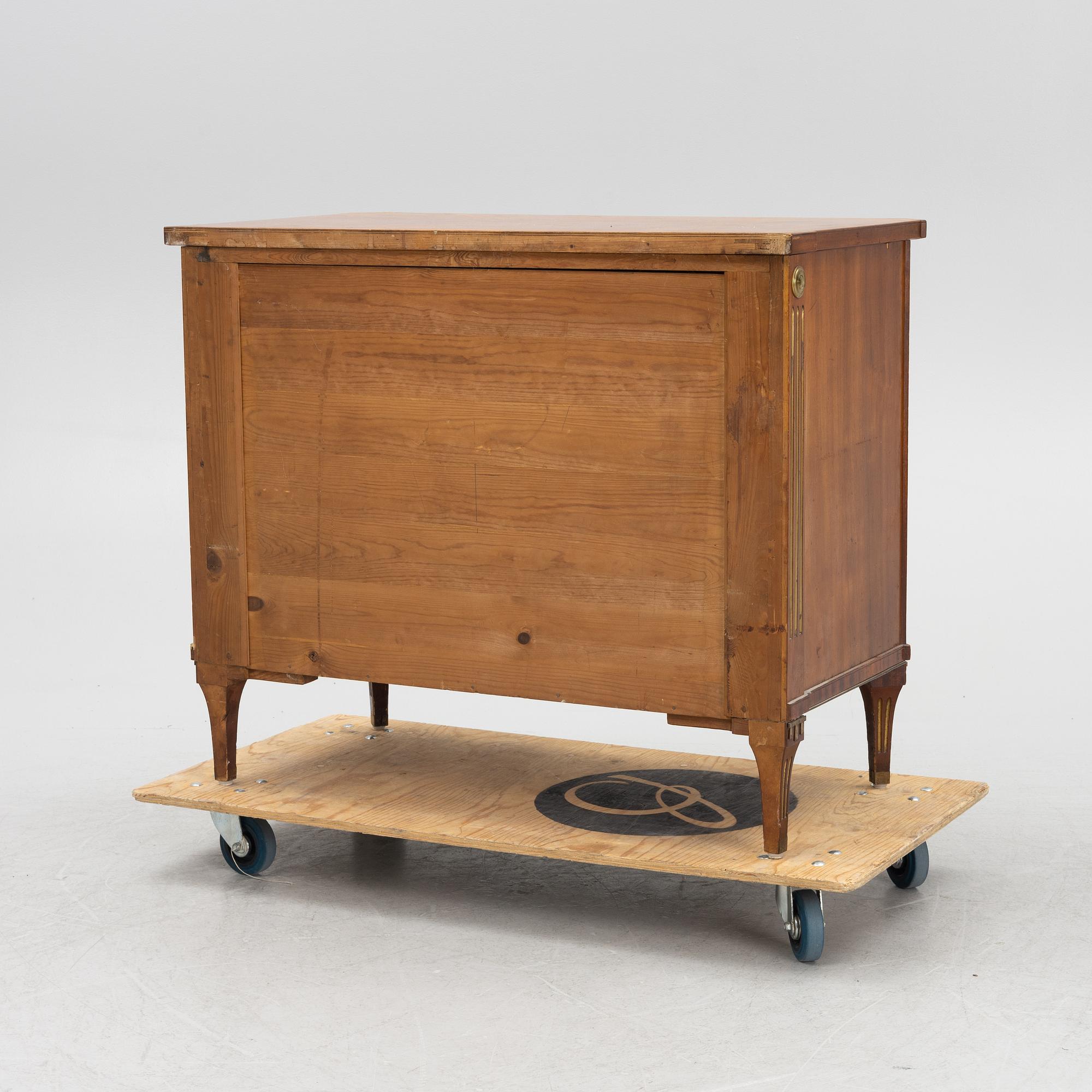 Byrå, sengustaviansk stil, 1900-talets första hälft.