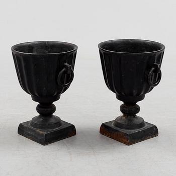 A pair of cast iron plat pots from Alunda Gjuteri.