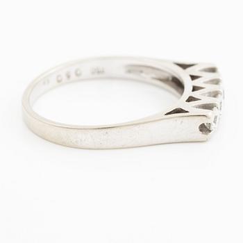 Ring, 18K vitguld med fyra briljantslipade diamanter.