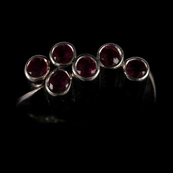 RING, 18k vitguld med 6 rubiner. Vikt 14 g.