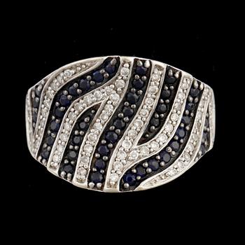 RING, 14k vitguld med briljantslipade safirer och diamanter . Vikt 6,9g.