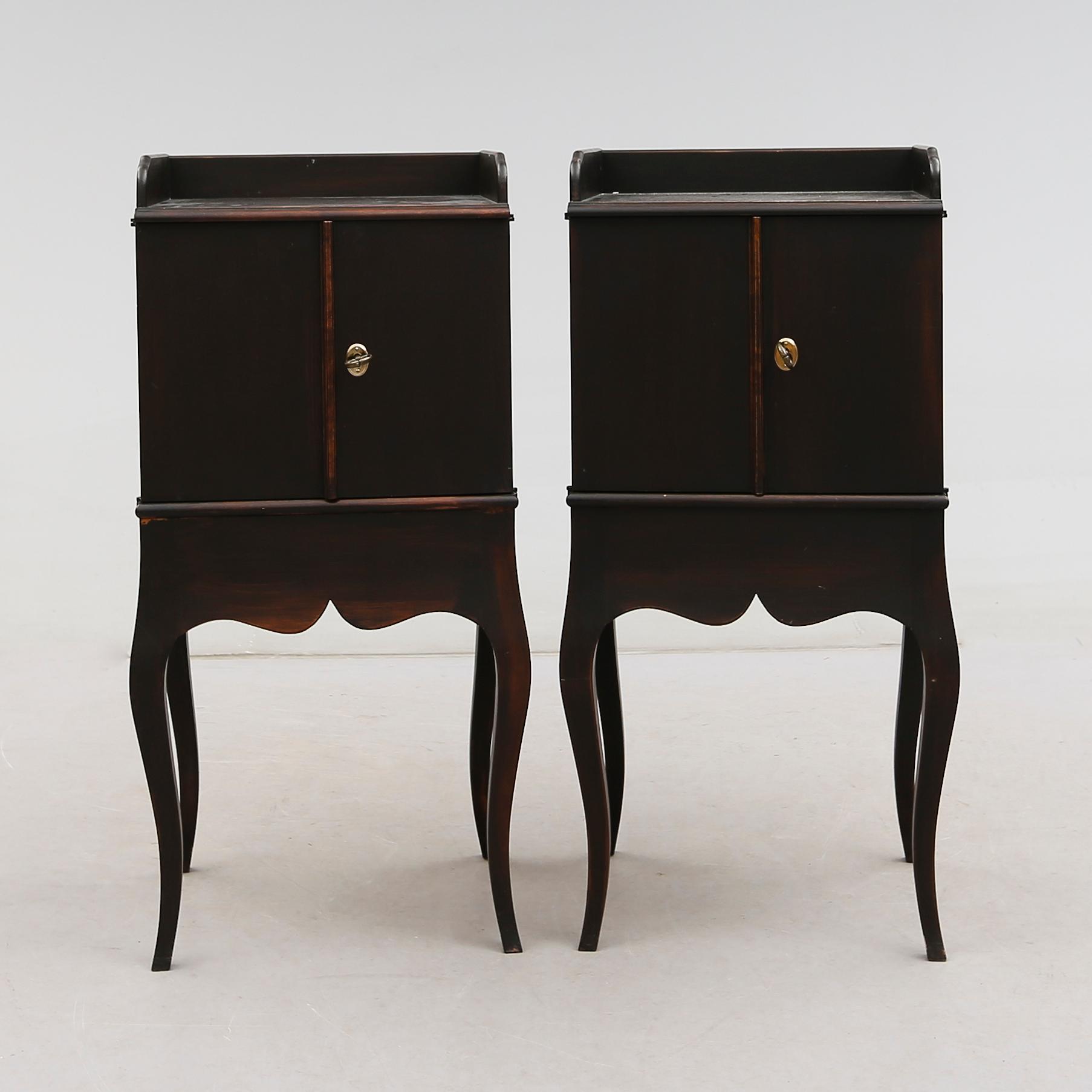 SÄNGBORD, 1 par, rokokostil, för Nationalmuseum, 1900-talets andra hälft.