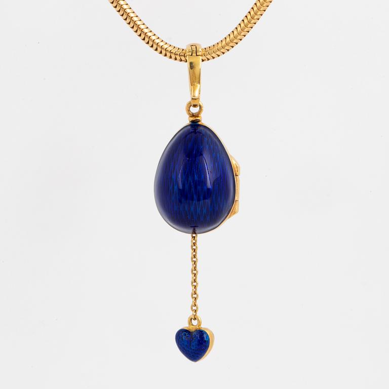 FABERGÉ-ÄGG, 18K guld med blå emalj och runda briljantslipade diamanter, med kedja, med etui.