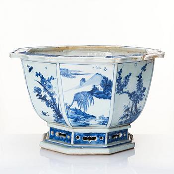 A blue and white flower pot, Qing dynasty, 18th Century.