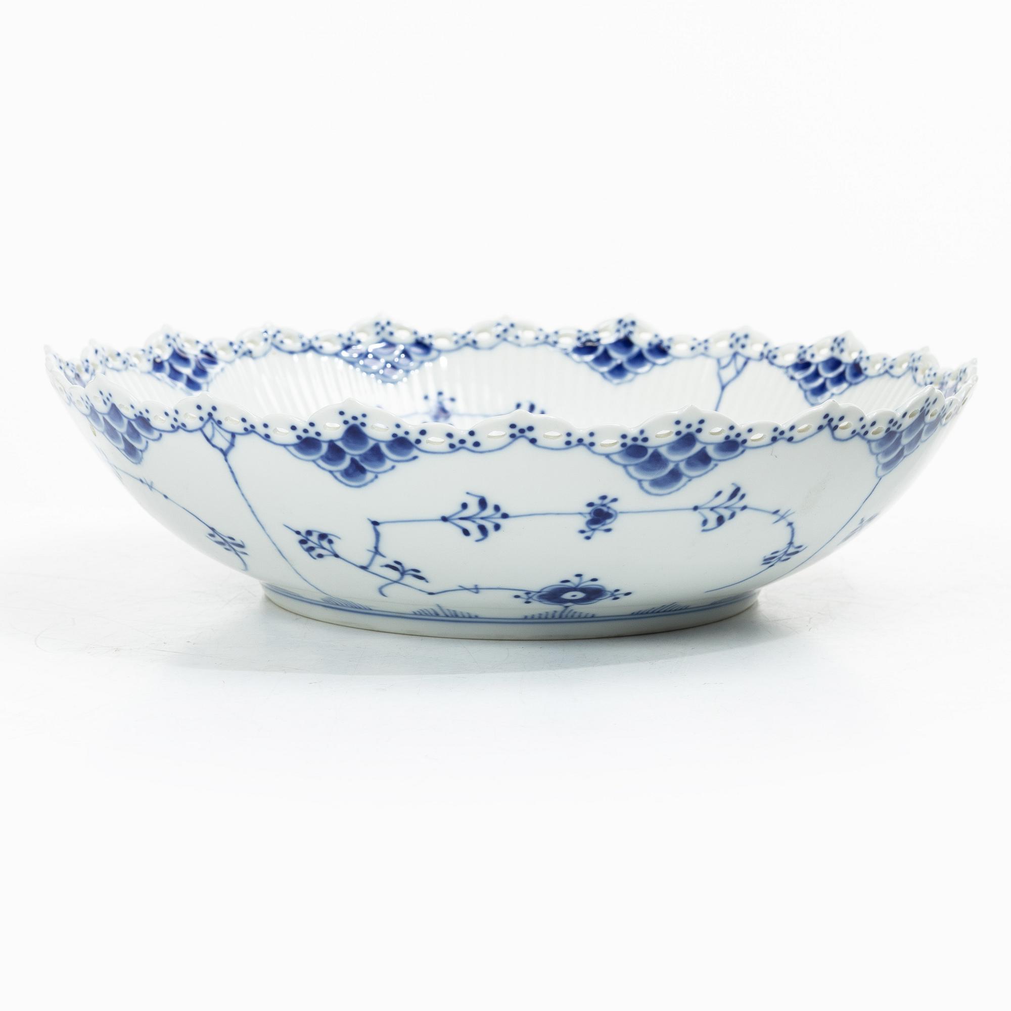Royal Copenhagen, A large "Blue fluted full lace" (Musselmalet helblond) porcelain bowl, model 1019, 1968.