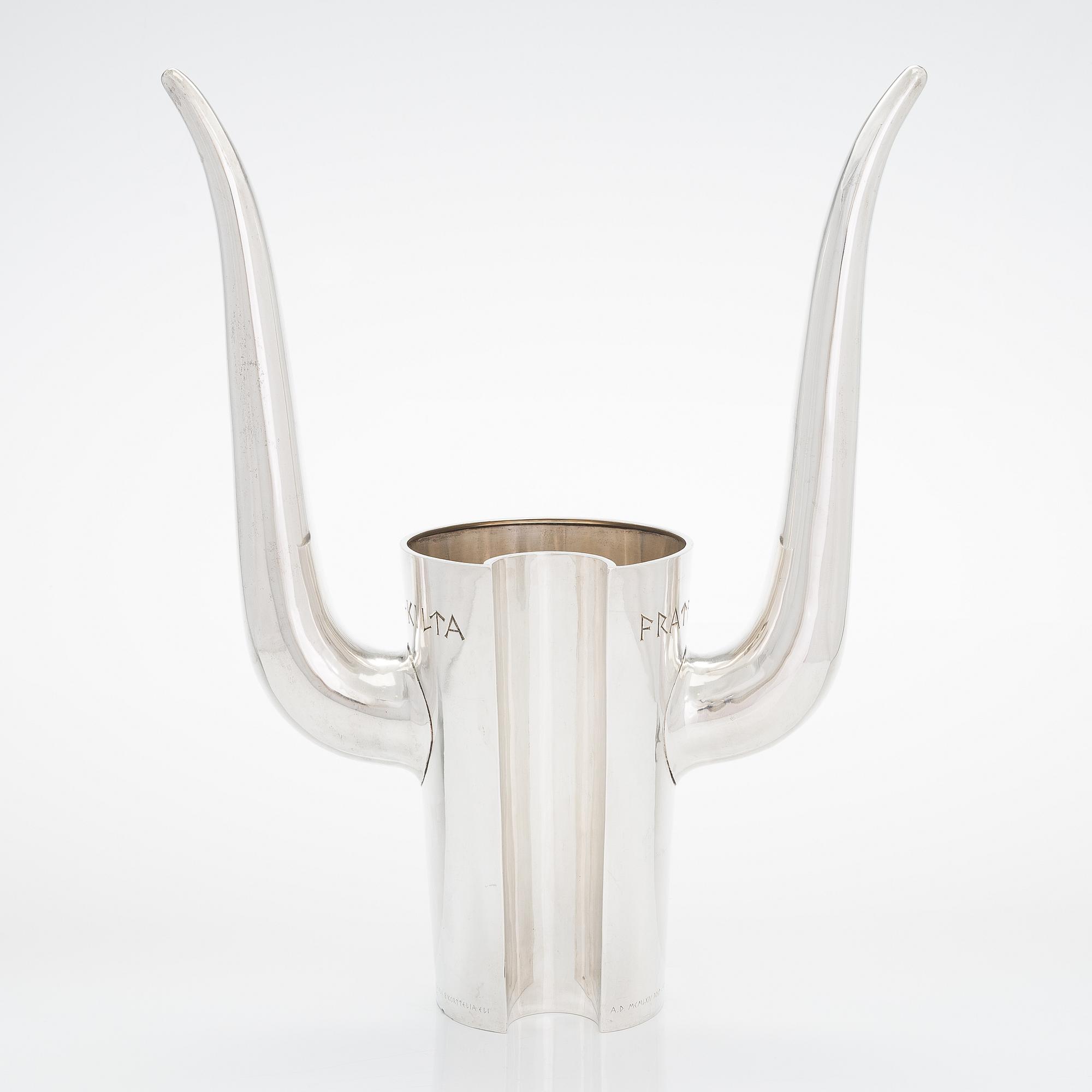 Ilmari Tapiovaara / Hannes Niemi, "Minotaurus", dryckeskanna, silver, Helsingfors 1964.