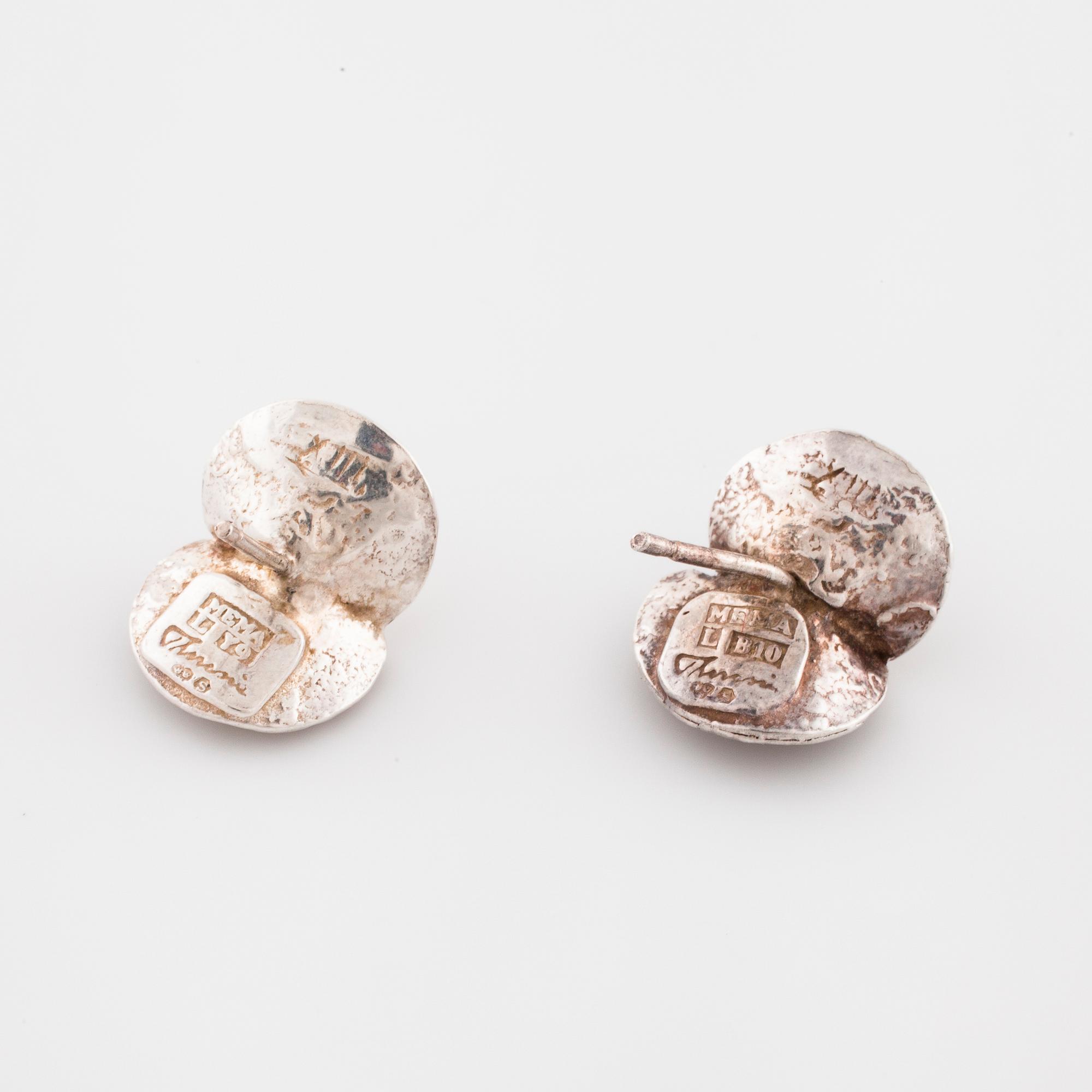 THERESIA HVORSLEV, för Mema, Lidköping, 1979, en brosch samt ett par örhängen.