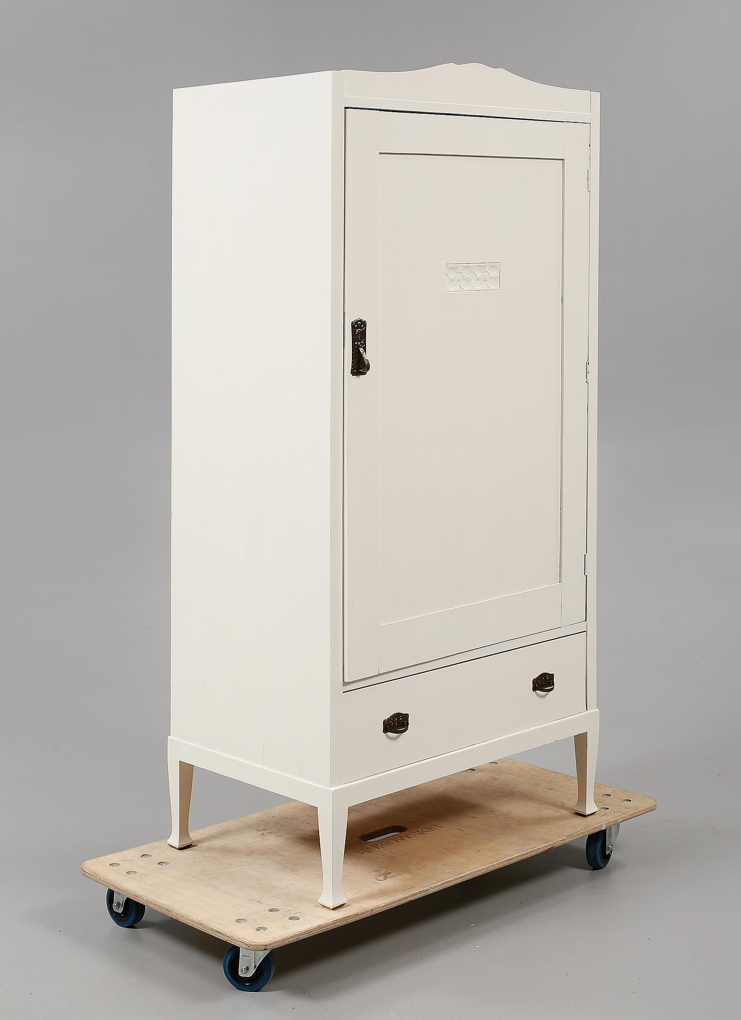 KLÄDSKÅP, jugend, 1900-talets början.