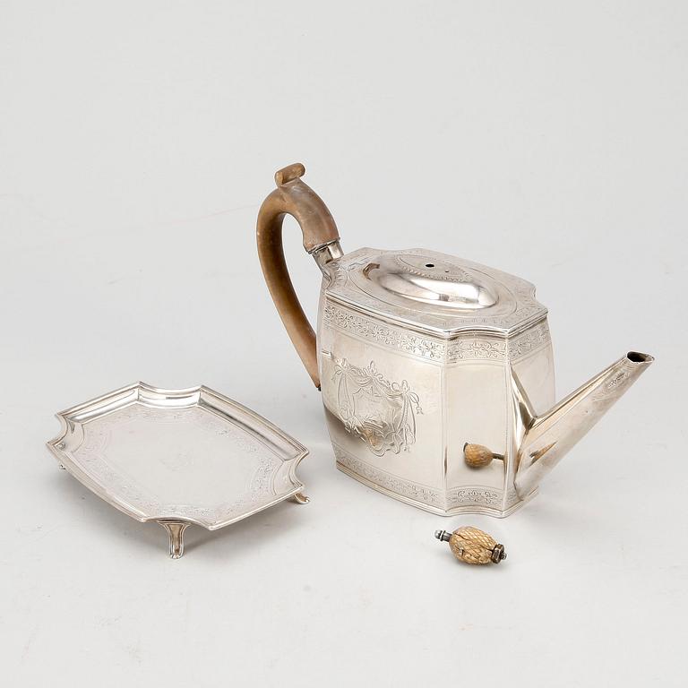 TEKANNA med FAT, silver, "WS", London, 1831-32. Total vikt ca 579g.