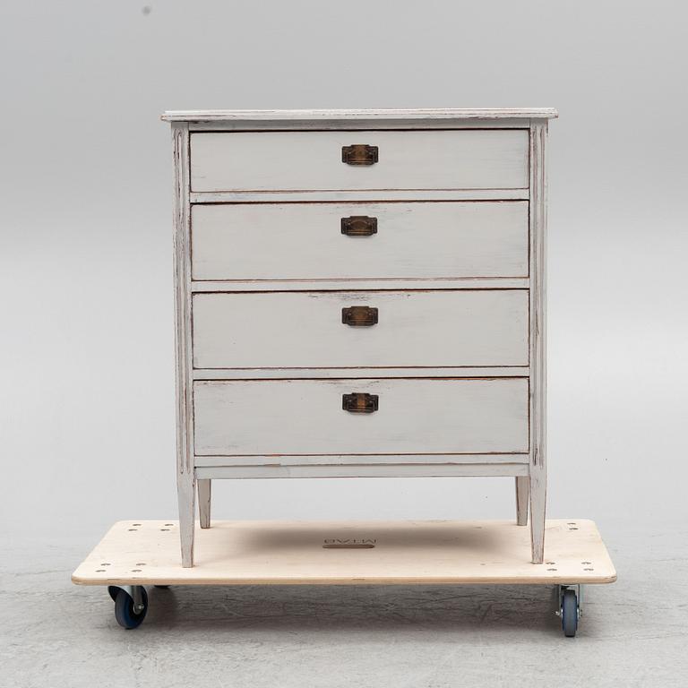 A chest of drawers, early 20th century.