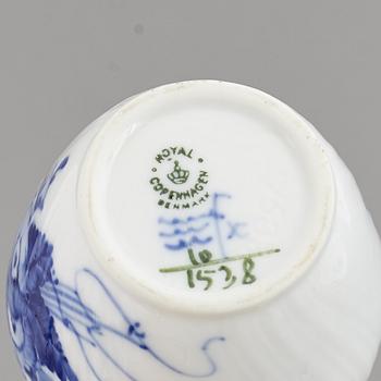 KAFFESERVIS, 33 delar, porslin, "Blå blomst", Royal Copenhagen, Danmark.