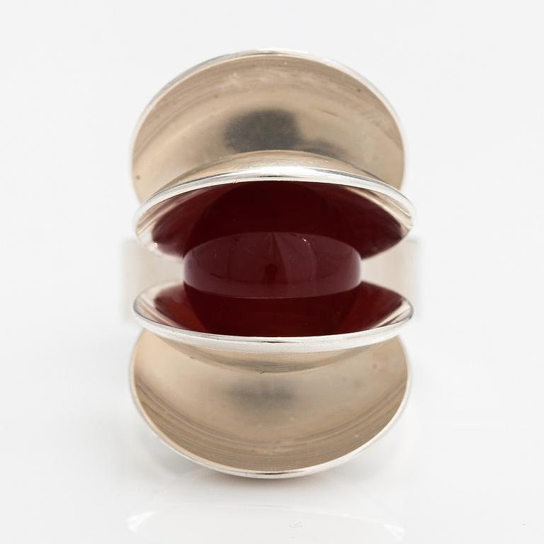 Elis Kauppi, A sterling silver ring with a chalcedony. Kupittaan kulta, Turku 1970.