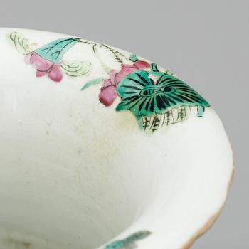 PRAKTVAS, porslin, Kina 1800-tal.