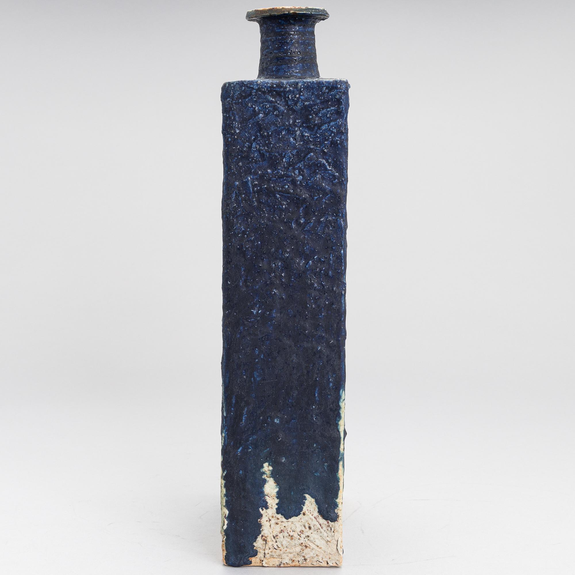 ANNIKKI HOVISAARI, VAS, stengods, signerad AH Arabia.