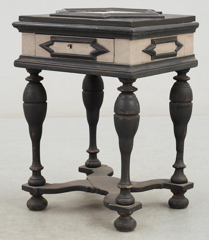 KISTA PÅ BENSTÄLLNING, barockstil, 1800-tal.