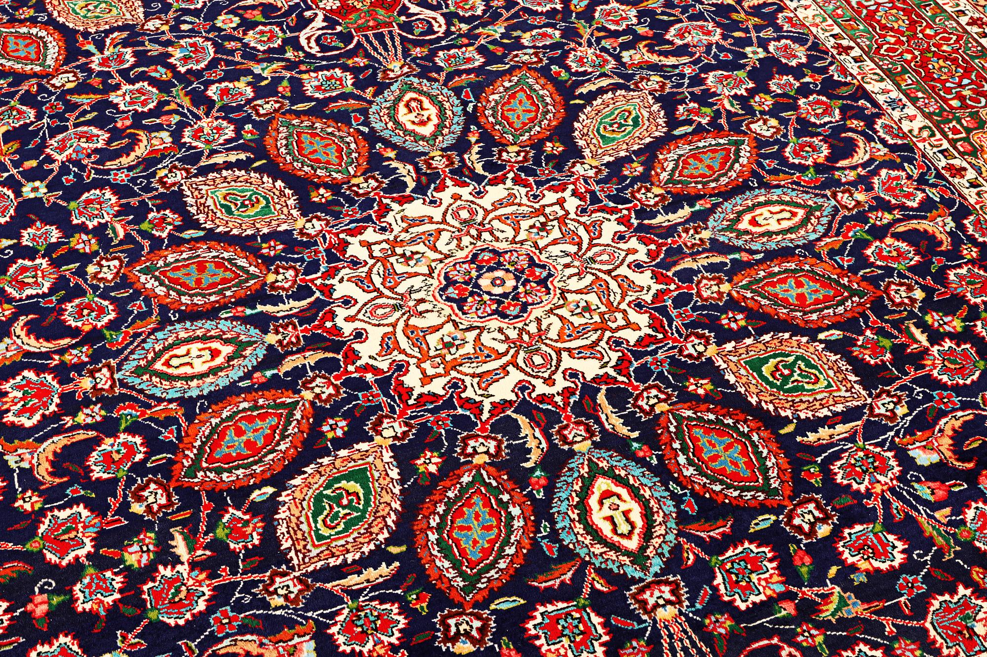 Matta, Keshan, ca. 330 x 244 cm.