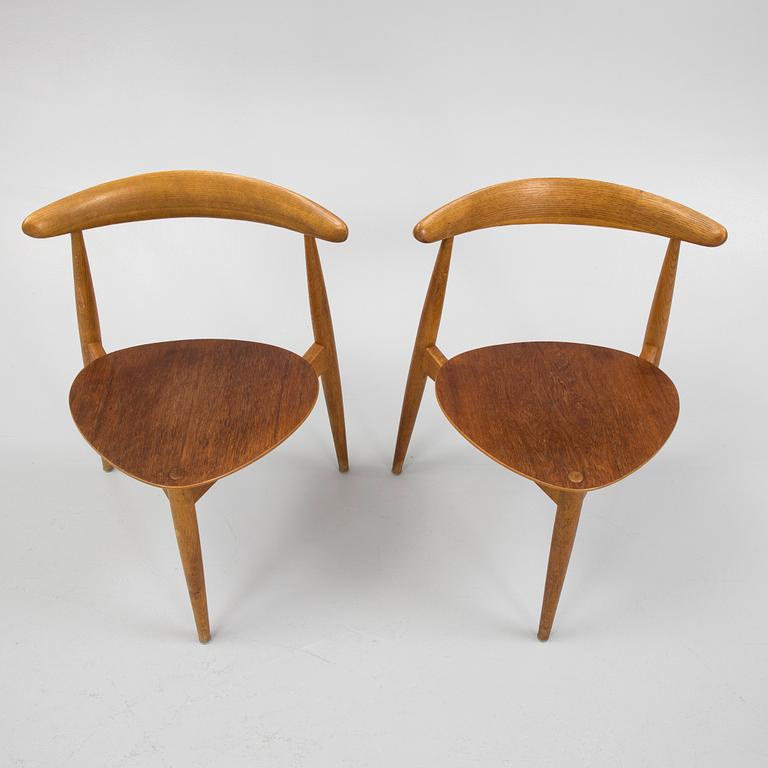 Hans J Wegner, stolar, ett par, "Hjertestolen", Fritz Hansen, Danmark, 1950/60-tal.