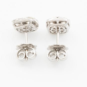 Ett par örhängen 18K vitguld med runda briljantslipade diamanter.