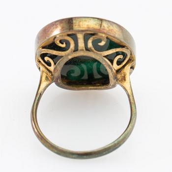 Halsband, ring och armband med slipade malakiter, Kina 1900-talets första hälft.