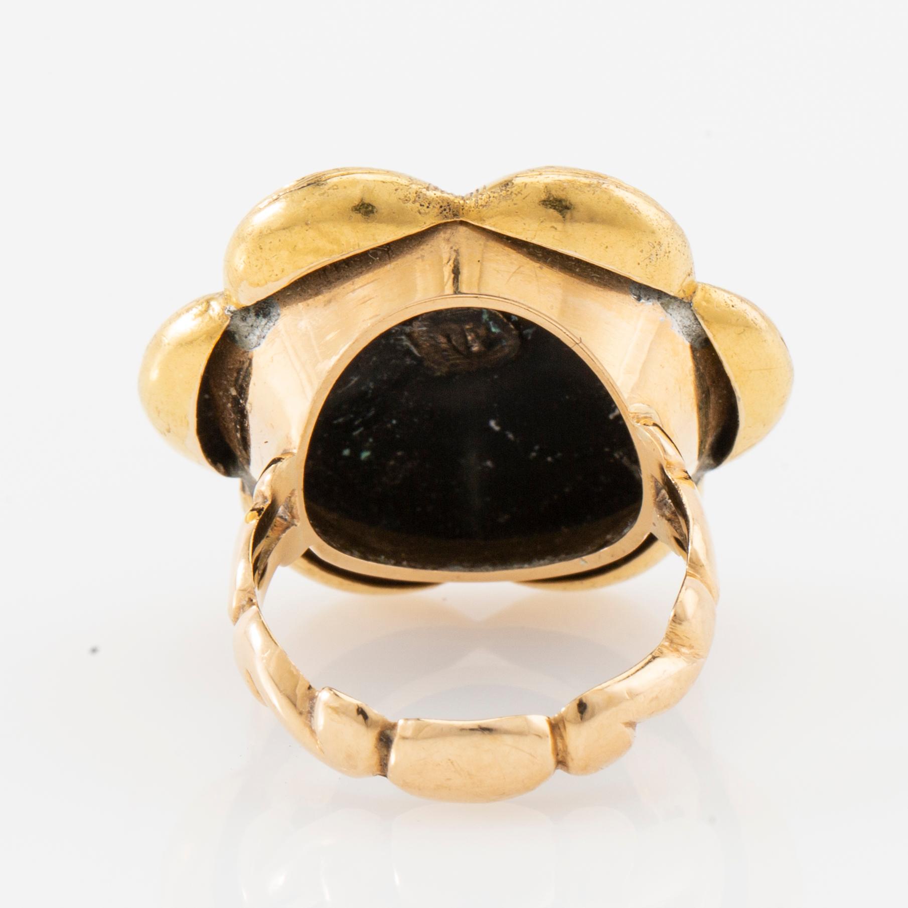 Ring 18K guld och emalj med en gammalslipad cushionformad fasetterad sten.
