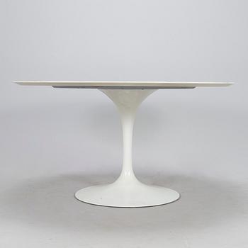 Eero Saarinen, pöytä, "Tulip", Artek. Lisenssillä valmistettu Billnäsin tehtailla, Fiskars, 1900-luvun puoliväli.