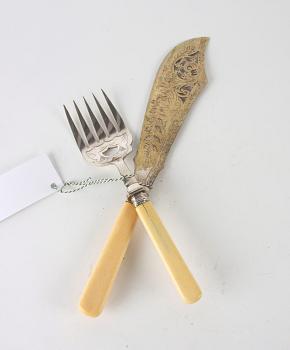 SERVERINGSBESTICK, två par, nysilver resp silver, England.