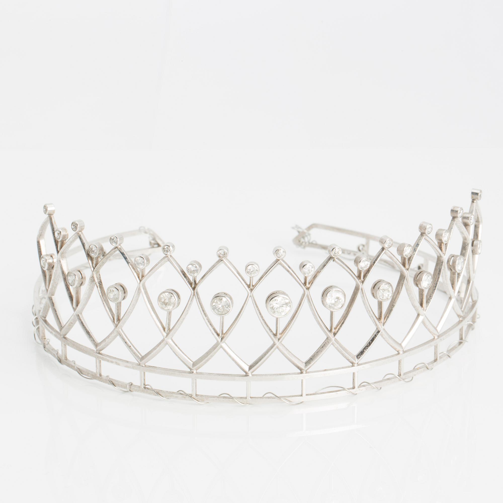 TIARA, 18K vitguld med 11 gammalslipade diamanter ca 4.00 ct samt 21 briljantslipade diamanter ca 1.60 ct.
