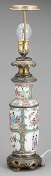 BORDSLAMPA, porslin och mässing, 1900-talets första hälft.