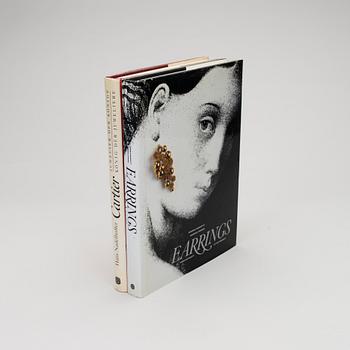 KIRJOJA, 2 kpl, Hans Nadelhofferin "Cartier" sekä Daniela Mascetti ja Amanda Triossin "Earrings".