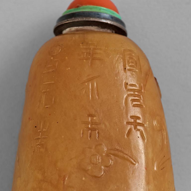 A soapstone snuff bottle with a carved landscape and a nine-character inscription, late Qing dynasty (1644-1912).