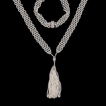 SAUTOIR, orientaliska pärlor i intrikat flätat arbete med hänge i platina med rosenslipade diamanter, ca 1915.