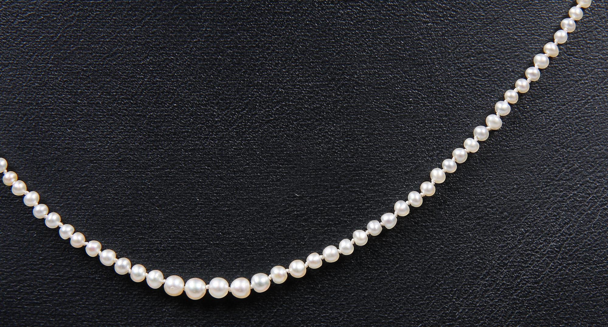 PÄRLCOLLIER, metalllås, 1900-talets första hälft.