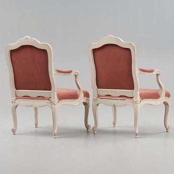 KARMSTOLAR, ett par, Stockholmsarbeten, i Olof Höglanders art (mästare i Stockholm 1750-1765). Rokoko.