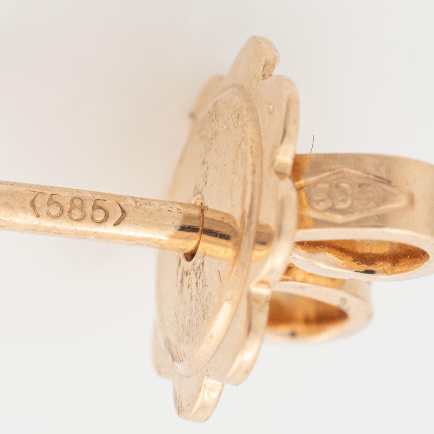 Earrings with brilliant-cut diamonds.