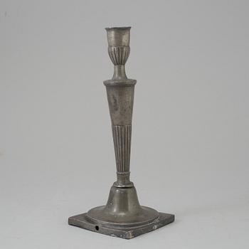 AN 18TH CENTURY PEWTER CANDLESTICK.