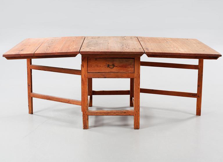 A gate-legged table, 19th century.