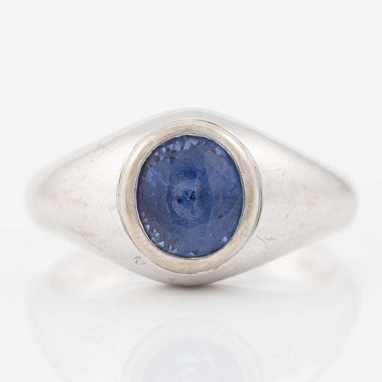 Ring in 18K white gold set with an oval-cut sapphire, approximately 1.50 ct.