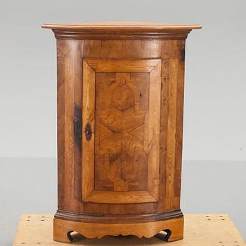 HÖRNSKÅP, 1700-talets andra hälft.