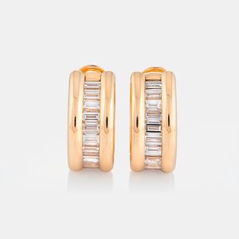 1045. A pair of 18K gold earrings set with baguette-cut diamonds with a total weight of ca 3 cts.