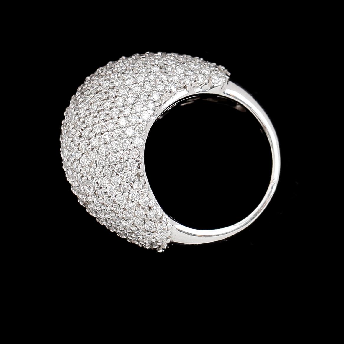 RING, 18 k vitguld, briljantslipade diamanter tot ca 4.29 ct. Total vikt ca 18 g.