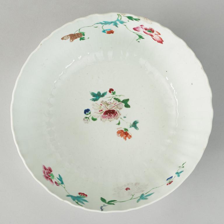 A famille rose bowl, Qing dynasty, Yongzheng (1723-1735).