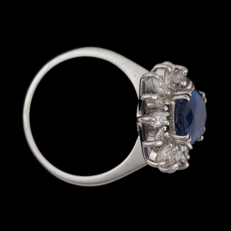 RING, 18 k vitguld, safir och navettslipade diamanter totalt ca 1.00 ct.